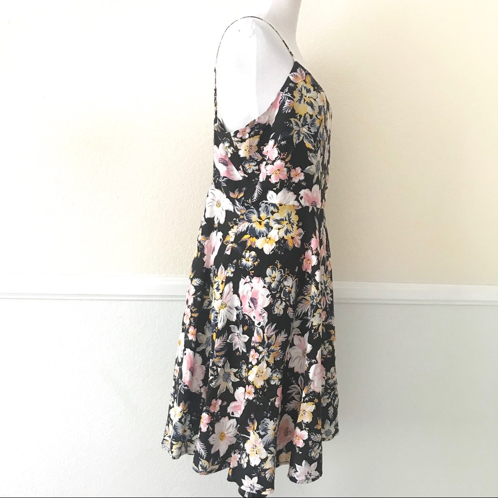❗️SOLD❗️GAP Women’s Black Floral Dresss - Picture 8 of 8